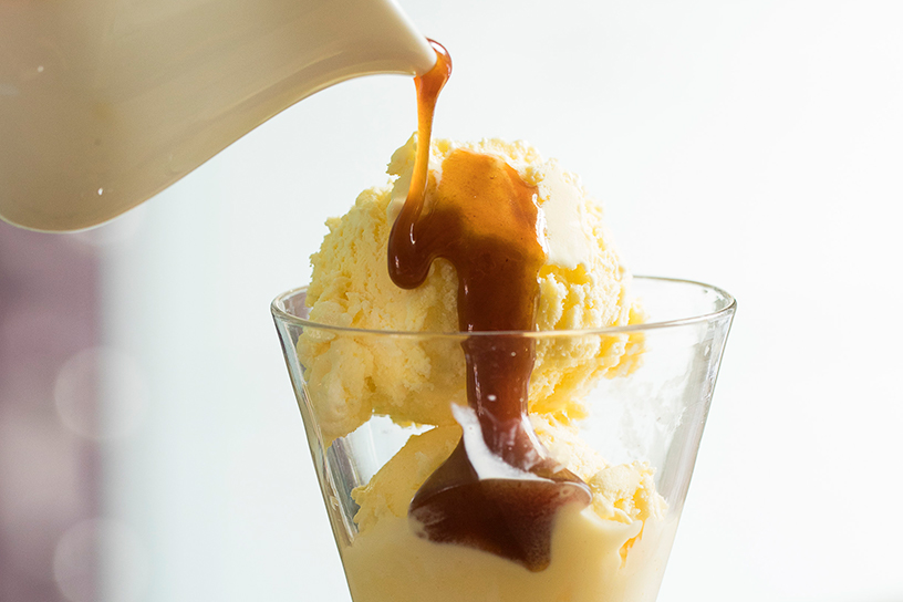 glaasje met vanille ijs en koffie karamelsaus